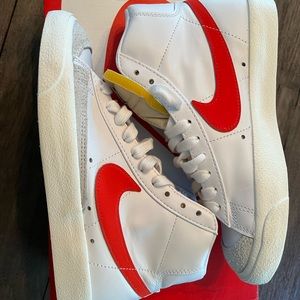 WOMENS NIKE BLAZERS SIZE 5.5